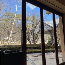 星野リゾート　軽井沢ホテルブレストンコートの画像｜受付前のロビーからの景色