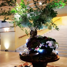 星野リゾート　軽井沢ホテルブレストンコートの画像｜ブレストンコート入り口の花
