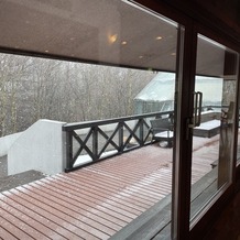星野リゾート　軽井沢ホテルブレストンコートの画像｜ノーワンズレシピの窓からは外が見れます