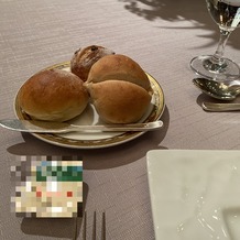 ホテルニューオータニ幕張の画像｜コース料理についてくるパン