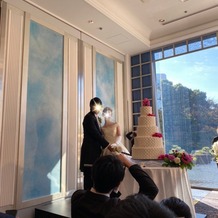 ホテルニューオータニの画像｜ケーキ入刀　外の景色が綺麗に映えます