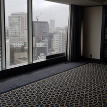 ホテルニューオータニの画像｜上層階、あけぼのという会場。テーブルセットがないためイメージはしにくいが窓からの眺めは低層に劣る