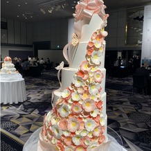 ホテルニューオータニの画像｜お花の装飾が可愛いウェディングケーキ
