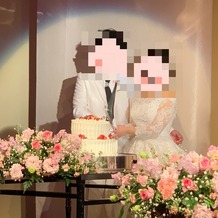 湯本富士屋ホテルの画像｜ケーキ入刀の様子。
新郎新婦さんの席周りはお花に囲まれていて綺麗でした！