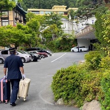 富士屋ホテルの画像｜駐車場から入口へ向かう風景
ホテルマンは皆さん優しい方ばかりです
