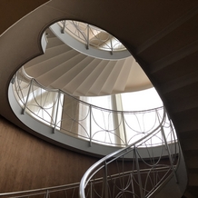 ウェスティン都ホテル京都の画像｜前撮り等で使用できる螺旋階段