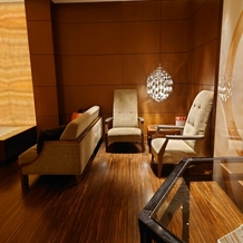 シェラトン都ホテル大阪の画像｜待合スペース。可愛いシャンデリア