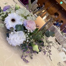 シェラトン都ホテル大阪の画像｜テーブルのお花はブーケに合わせてお任せしました