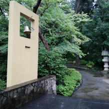 シェラトン都ホテル東京の画像｜庭園の緑に映える独立チャペル入口前の鐘