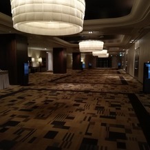 シェラトン都ホテル東京の画像｜開放感溢れる披露宴会場前のホール