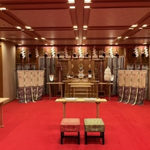 シェラトン都ホテル東京の画像｜神前式の会場です。
今まで見てきたホテルウェディングの会場に比べ広く赤いカーペットが素敵でした。