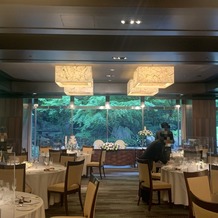 シェラトン都ホテル東京の画像｜マグノリアの会場。ガラスの後ろには庭園が見えます