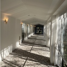 シェラトン都ホテル東京の画像｜太陽の光で神秘的に見える道です。
こちらから挙式に向かう事も可能です。