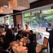 シェラトン都ホテル東京の画像｜披露宴会場では高砂の後ろに大きな緑の庭があり素敵でした。