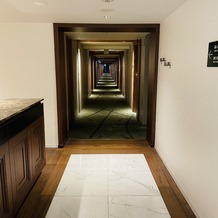 リーガロイヤルホテル京都の画像｜着付け室などのある廊下。鳥居をイメージしているそう。