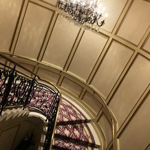 リーガロイヤルホテル東京の画像｜階段でも写真撮れるとのことでウェディングドレスで撮りたいなと思いました