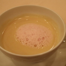 リーガロイヤルホテル東京の画像｜優しい味わいの玉葱のクリームスープロゼ色の泡