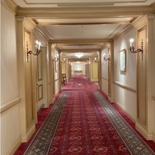 リーガロイヤルホテル東京の画像｜ドレスの映える絨毯のある廊下で写真を撮れます