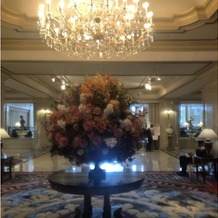 リーガロイヤルホテル東京の画像｜ロビーの花とシャンデリアも綺麗でした。