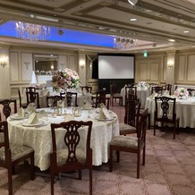 リーガロイヤルホテル東京の画像｜ピンク基調の会場。照明はブルーやオレンジなど変えられる。