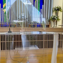 オークスカナルパークホテル富山の画像｜牧師さんとの間にはコロナ対策の透明なパネルの設置があります