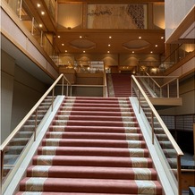 ホテル泉慶・華鳳の画像｜前撮りで人気の大きな階段