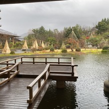 ホテル泉慶・華鳳の画像｜前撮りで人気のスポット。日本庭園が背景に写る。