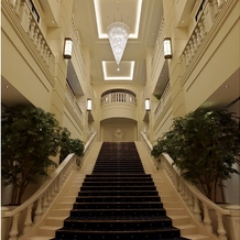 セントジェームスクラブ迎賓館仙台の画像｜建物入って直ぐに大階段