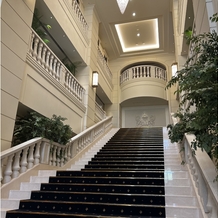 セントジェームスクラブ迎賓館仙台の画像｜フラワーシャワーやブーケトスなどができる大階段です。