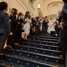 セントジェームスクラブ迎賓館仙台の画像｜フラワーシャワーを行った大階段です。