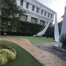 ルークプラザホテルの画像｜挙式会場前ガーデン