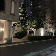 ザ クラブ オブ エクセレント コースト（The Club of EXCELLENT COAST）の画像｜建物の夜の写真です。