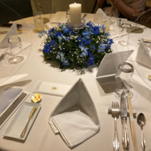 横浜迎賓館の画像｜テーブル 装花は最初から入っていたプランのものです(3種類から選びます)