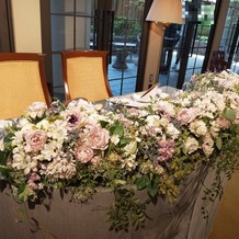 横浜迎賓館の画像｜オリエンタルの高砂。プランで選べる装花。(１番値段が高くボリュームがあるタイプ)