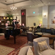 横浜迎賓館の画像｜待合室では、楽器の生演奏があります
ゲストが居心地よく過ごせるソファーも素敵でした