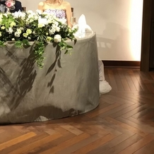 横浜迎賓館の画像｜新郎新婦の座る高砂と装花の様子