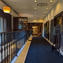 横浜迎賓館の画像｜廊下は青いカーペットと吹き抜けで、ここも人気のフォトスポットだとか