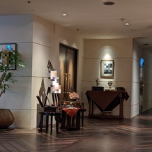 横浜迎賓館の画像｜披露宴会場前のスペースは廊下に面していることが多く、ウェルカムボード等もここに置くことになります