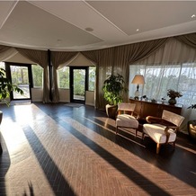 横浜迎賓館の画像｜挙式会場横のスペース
入場直前はここで控えます