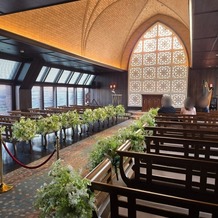 横浜迎賓館の画像｜自然光が入る挙式会場