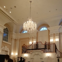 ザ・ジョージアンハウス１９９７／ロイヤルクレストハウスの画像｜天井の高い白を基調とした会場。階段が続く扉からお色直しをした新郎新婦が登場しました。