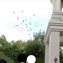 ザ・ジョージアンハウス１９９７／ロイヤルクレストハウスの画像｜挙式後、外で風船を飛ばしている様子。