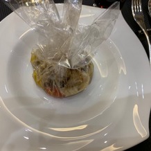 アルカンシエル luxe mariage 名古屋の画像｜メインの前の料理 
包みをとると料理がでてきます。
なんだろ？とわくわくしました