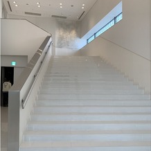 アルカンシエル luxe mariage 名古屋の画像｜雨の日でもフラワーシャワーができる階段