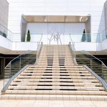 アルカンシエル luxe mariage 名古屋の画像｜フラワーシャワーの大階段