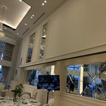 アルカンシエル luxe mariage 名古屋の画像｜螺旋階段のある披露宴会場の壁のデザイン