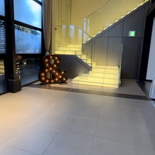 アルカンシエル luxe mariage 名古屋の画像｜光る大階段で登場できる披露宴会場です。
お色直しなどがとても印象的になりそうです。