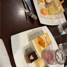 アルカンシエル luxe mariage 名古屋の画像｜デザートビュッフェのケーキを新郎新婦用に取り分けてくれました