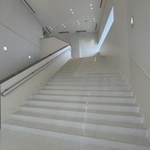 アルカンシエル luxe mariage 名古屋の画像｜雨の場合はこちらでフラワーシャワーを行えます。晴れている場合は外で行います。