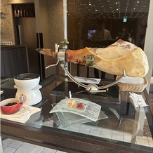 アルカンシエル luxe mariage 名古屋の画像｜生ハムを目の前で調理してくれるウェルカムスペース
